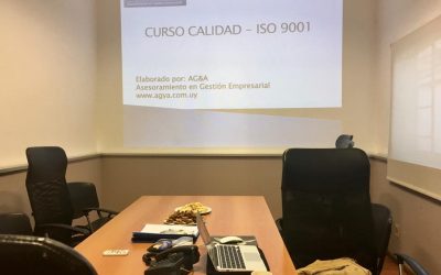 Charla de capacitación de MEDIQ y AKOLUZ